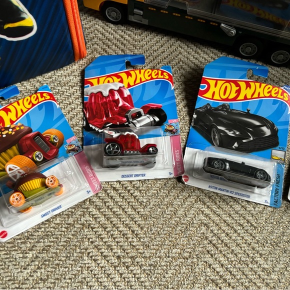 Hot wheels awesome bundle, with 5 new cars! - Picture 5 of 7